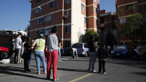 Familias salen de sus viviendas debido a un sismo que tuvo epicentro en la Isla Veracruz, México, el 3 de marzo de 2022. 