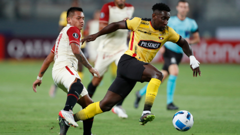 Erick Castillo, de Barcelona SC, en el partido ante Universitario de Deportes, en Lima, el 2 de marzo de 2022.