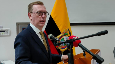 El embajador de Estados Unidos en Ecuador, Michael Fitzpatrick, en un evento organizado por el Ministerio de Recursos Naturales en Quito, el 2 de diciembre de 2021.