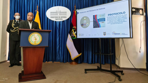 Luis Hernández, ministro de Defensa, en rueda de prensa. Quito, 4 de marzo de 2022