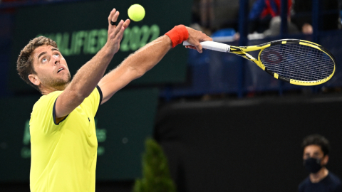 Roberto Quiroz durante el partido ante Adrian Mannarino, en la serie de Copa Davis entre Ecuador y Francia, el viernes 4 de marzo, en el Palacio de los Deportes, en Pau. 