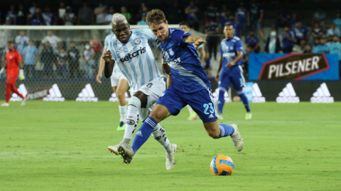 Klebinho Caetano, del Guayaquil City, y Bruno Pittón, de Emelec, en el estadio George Capwell, el 4 de marzo de 2022.