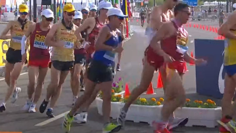 Jonathan Amores (de azul), durante la prueba de 35 kilómetros del Mundial de Marcha, en Omán, el 5 de marzo de 2022.