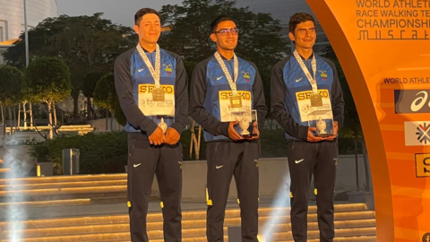 El equipo de Ecuador de marcha de 20 kilómetros, con sus medallas de campeones, en el Mundial de Omán, el 5 de marzo de 2022.