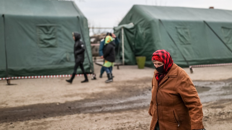 Una mujer camina junto a un campamento para refugiados de Mariúpol, Ucrania, el 5 de marzo de 2022. 