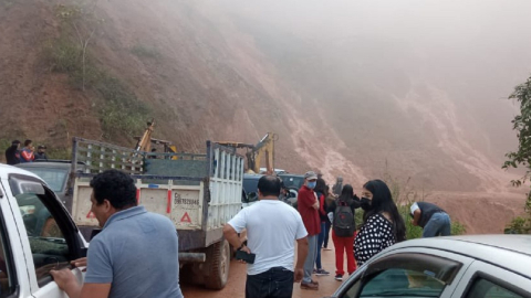 Vehículos sin poder pasar por el tramo Muluncay- Huertas, en una de las vías de El Oro, el 5 de marzo de 2022. 