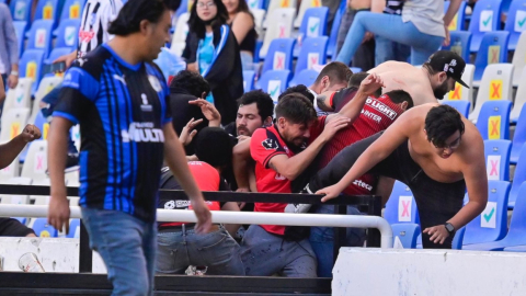 Cientos de hinchas de Atlas y Querétaro se golpearon en el estadio la Corregidora, el 5 de marzo de 2022. 