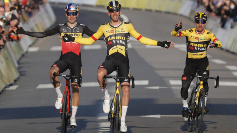 Christophe Laporte (centro) junto a Wout Van Aert (izq.) y Primoz Roglic, del Jumbo-Visma, entrando a la meta en la Etapa 1 de la París Niza, el domingo 6 de marzo de 2022. 