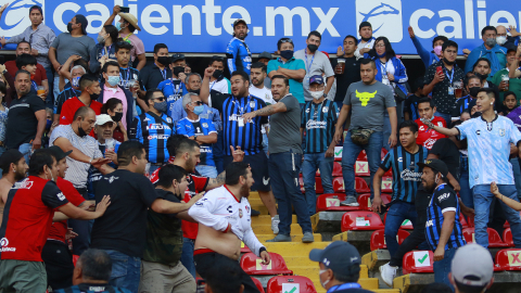 Cientos de hinchas del Querétaro y del Atlas protagonizaron una batalla en el estadio La Corregidora, en México, el sábado 5 de marzo de 2022. 