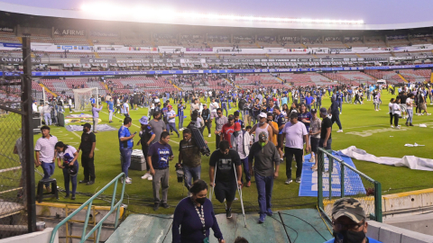 Cientos de hinchas del Querétaro y del Atlas protagonizaron una batalla en el estadio La Corregidora, en México, el sábado 5 de marzo de 2022.