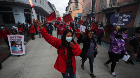 Colectivos feministas marchan por las calles del Centro Histórico de Quito, el 8 de marzo de 2022.