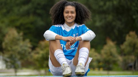 Yosneidy Zambrano sonríe con el uniforme de Universidad Católica, en marzo de 2022.