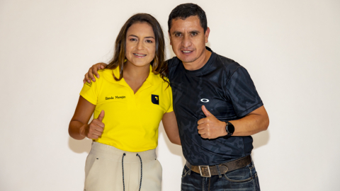 Glenda Morejón junto a su entrenador Julio Chuqui, en una rueda de prensa en Banco Pichincha, el 9 de marzo de 2022.