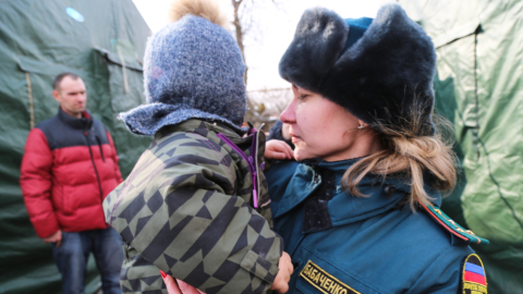 Personal de salud evacuando a los niños del hospital materno infantil de Mariupol, tras el ataque de tropas rusas, el 9 de marzo de 2022.