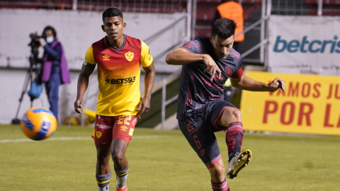 El jugador de Deportivo Cuenca, Agustín García Basso, saca un balón durante el partido frente a Aucas, en Quito, el 11 de marzo de 2022.