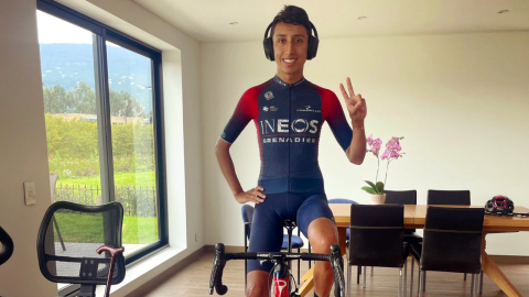 Egan Bernal, subido a una bicicleta estática el 12 de marzo de 2022.