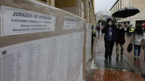 Vista de listados con las mesas de votación en la Plaza de Bolívar en Bogotá, el 12 de marzo de 2022.