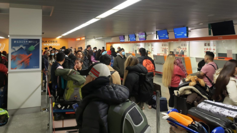 Un grupo de ecuatorianos en el aeropuerto de Varsovia (Polonia), el 13 de marzo de 2022, antes de su regreso a Ecuador.