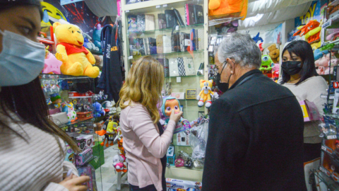 Personas compran juguetes en un local en Cuenca, en diciembre de 2021. 