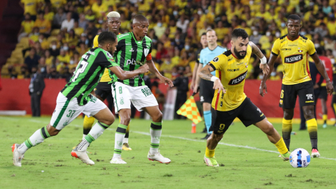 Gonzalo Mastriani disputa un balón con Everaldo y Juninho, en un partido de la Copa Libertadores entre Barcelona SC y América MG en el estadio Banco Pichincha, el 15 de marzo de 2022.