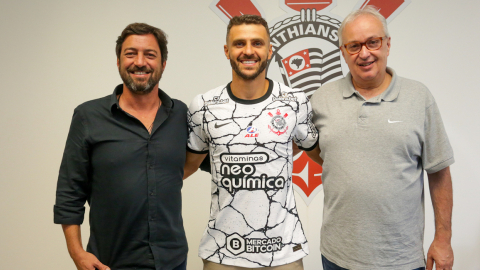 El delantero brasileño vistiendo la camiseta del Corinthians tras su contratación este 16 de marzo de 2022.