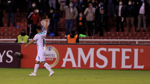 Alexander Alvarado celebra con el puño arriba y la mirada hacia los hinchas de Liga, su gol ante Mushuc Runa por la Copa Sudamericana, el 16 de marzo de 2022.