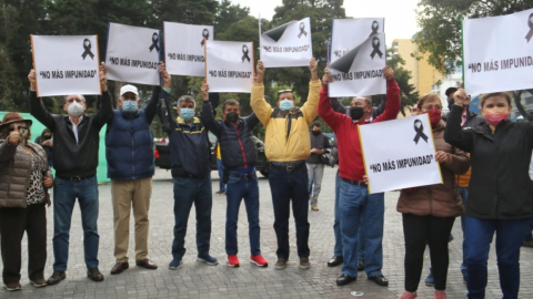 Marcha de colectivos de Quito, denominada banderas negras, se concentra en el parque El Ejido rumbo a la Asamblea Nacional, en contra de las amnistías, la tarde del 15 de marzo de 2022.