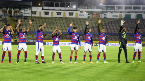 Los jugadores de Deportivo Quito saludan en un partido amistoso ante América, en el estadio Atahualpa, el 13 de marzo de 2022.