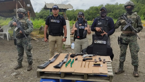 Unidad especial de las Fuerzas Armadas junto al material bélico decomisado en el Golfo de Guayaquil, el 19 de marzo de 2022.