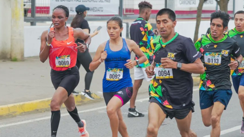 Katherine Tisalema (de azul), en una competencia en Machala el 20 de febrero de 2022.