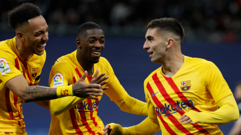 Pierre-Emerick Aubameyang, Ousmane Dembélé y Ferrán Torres, celebran el segundo gol del FC Barcelona frente al Real Madrid, este domingo 20 de marzo de 2022.