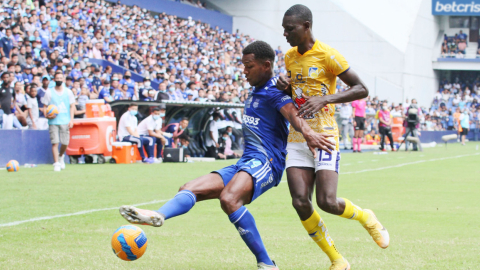 Los jugadores de Emelec y Delfín disputan una pelota durante el partido de la Fecha 5 de la LigaPro, en el Capwell.