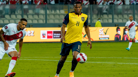 Michael Estrada, de Ecuador, maneja una pelota en el partido ante Perú, en Lima, el 1 de febrero de 2022.