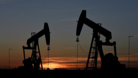 Dos bombas de petróleo en un campo  de Texas, en Estados Unidos, en agosto de 2018.