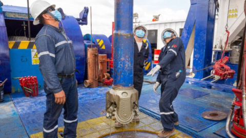 Trabajadores petroleros durante la perforación de un pozo en la región amazónica, en 2021.