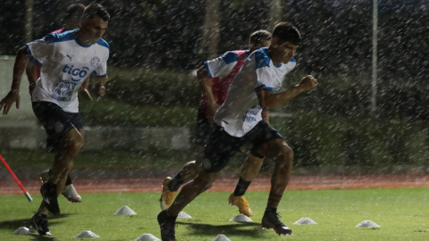 Los jugadores paraguayos entrenan bajo una intensa lluvia el martes 22 de marzo, en Asunción.