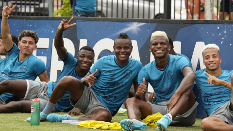 Jeremy Sarmiento, Moisés Caicedo, Danny Cabezas, Robert Arboleda y Byron Castillo sonríen en un entrenamiento de la Tri en Asunción, el 22 de marzo de 2022.