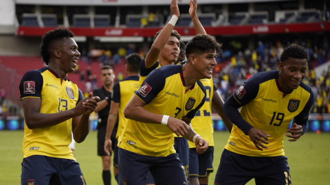 Los jugadores de la selección ecuatoriana festejan el gol de Piero Hincapié ante Venezuela, en Quito, el 11 de noviembre de 2021.