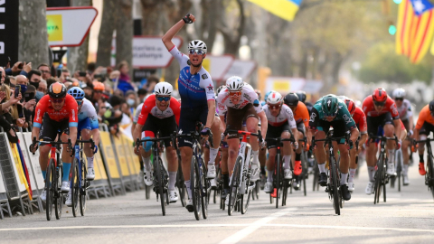 Ethan Vernon, en la meta de la Etapa 5 de la Volta a Catalunya, el 25 de marzo de 2022.