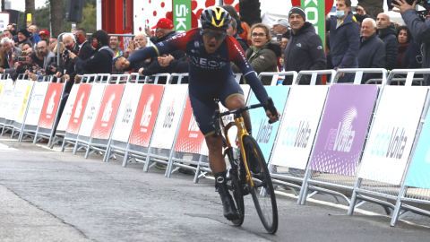 Richard Carapaz festeja al cruzar la meta de la Etapa 7 de la Volta a Catalunya, el 26 de marzo de 2022.