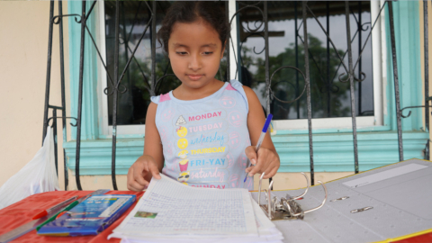 Arlett Arriaga, de 8 años, espera que abran su escuela unidocente para retornar a clases semipresenciales, en el recinto Los Guachapelices, Guayas, 7 de junio de 2021.