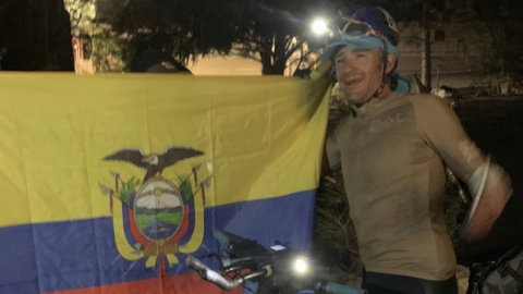 Xavier Chiriboga sostiene una bandera de Ecuador tras ganar la Stagecoach 400, en California.