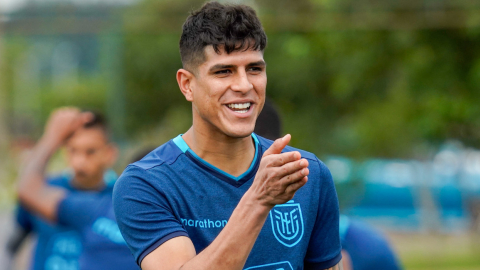 Piero Hincapié sonríe durante un entrenamiento de la selección de Ecuador en Asunción, el 25 de marzo de 2022.