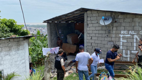 El equipo de Riesgos Municipal recorre las viviendas afectadas por el enjambre de sismos en Esmeraldas, el 27 de marzo de 2022.