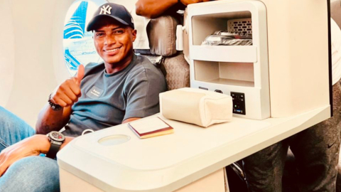 Antonio Valencia, viajando a Catar, el 28 de marzo de 2022.