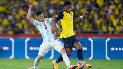 Gonzalo Plata disputa un balón con Nicolás Tagliafico durante la Fecha 18 de las Eliminatorias.