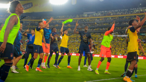 Jugadores de Ecuador, al final del empate ante Argentina, en el estadio Banco Pichincha, el 29 de marzo de 2022.