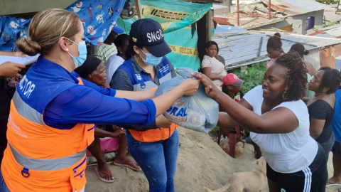 El Gobierno entrega ayuda humanitaria a los perjudicados por el sismo en Esmeraldas, específicamente del barrio Vista al mar, el 30 de marzo de 2022.