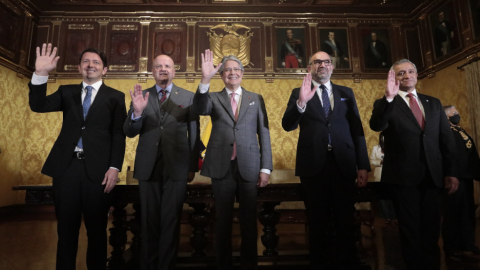 El presidente Guillermo Lasso, durante la posesión del Francisco Jiménez, como ministro de Gobierno, y Patricio Carrillo, como ministro del Interior, el 30 de marzo de 2022.