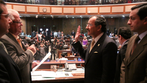 Posesión de Carlos Pólit, como contralor del Estado, por parte de la Asamblea Nacional, el 19 de abril de 2012.